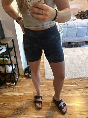 Lululemon navy marble align shorts size 6